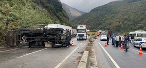 Sakarya'da meydana gelen trafik kazasının ardından kara yolu ulaşıma kapand...
