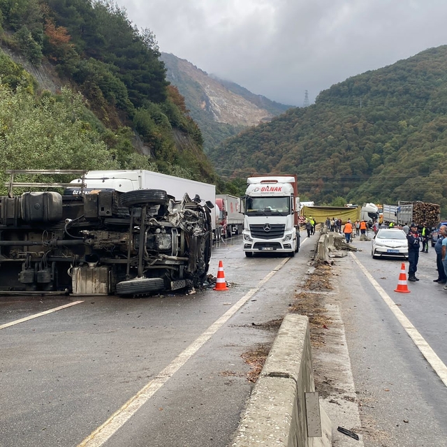 Sakarya'da meydana gelen trafik kazasının ardından kara yolu ulaşıma kapand...