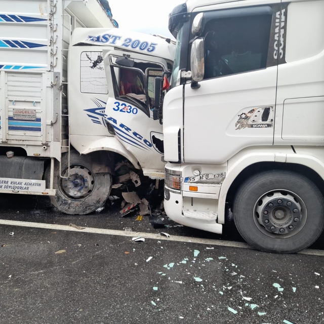 Sakarya'da 2 TIR ile 2 kamyonun karıştığı zincirleme kaza: D-650 trafiğe ka...