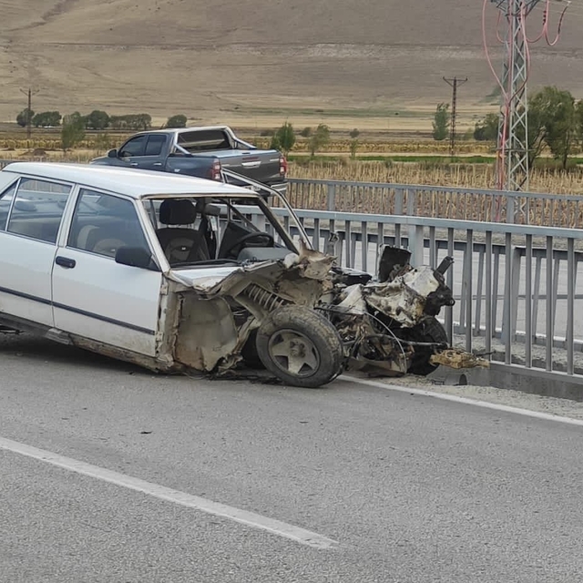 Erzurum'da kaza yapan aracın camından fırlayıp köprüden düşen sürücü ağır y...