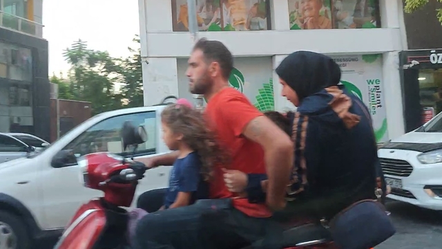 Motosiklette 5 kişilik ailenin tehlikeli yolculuğu kamerada
