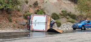 Antalya'da devrilen kamyonetteki 3 kişi yaralandı