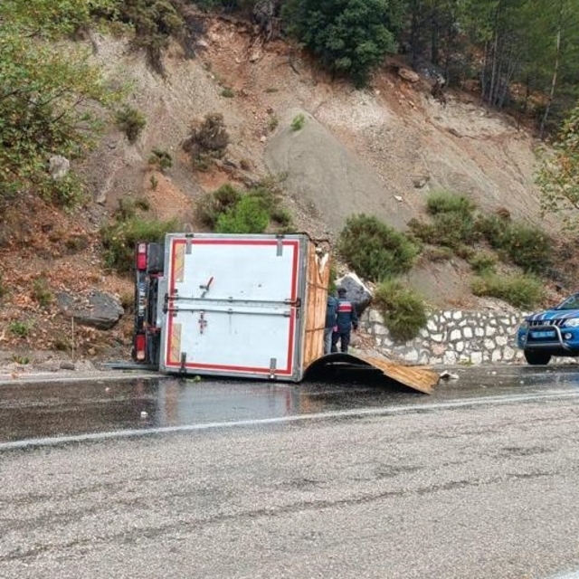 Antalya'da devrilen kamyonetteki 3 kişi yaralandı