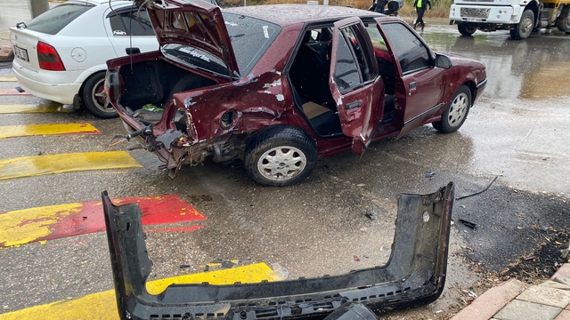 Elazığ´da hafif ticari araç, otomobile çarptı: 8 yaralı