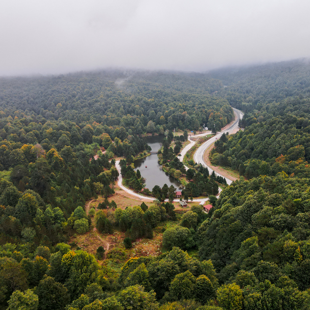 Domaniç Dağları sararan ilk yapraklarla sonbahara girdi