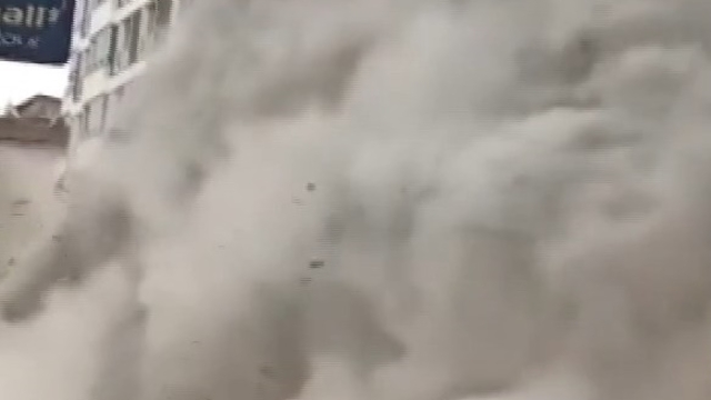 Elazığ´da kontrollü yıkım sırasında binanın bir bölümü çöktü