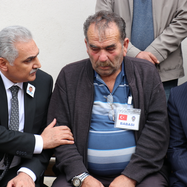 Silah kazası sonucu şehit olan polis memuru Erzurum'da son yolculuğuna uğur...