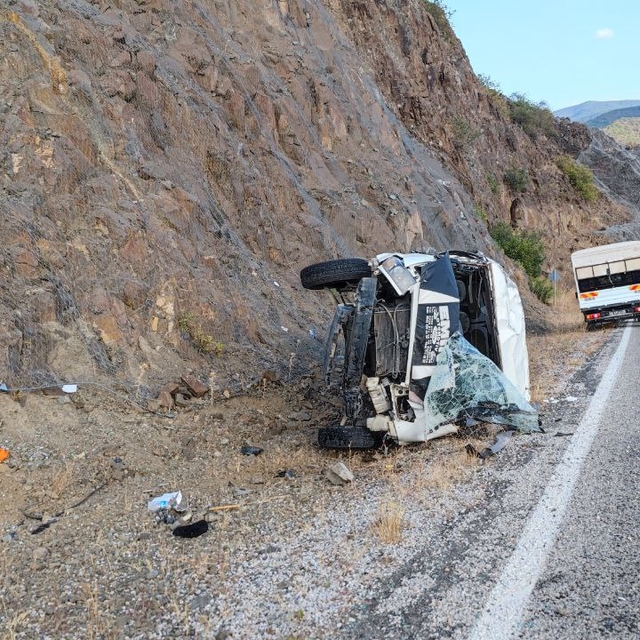 Çorum'da devrilen minibüsteki 2 kişi yaralandı