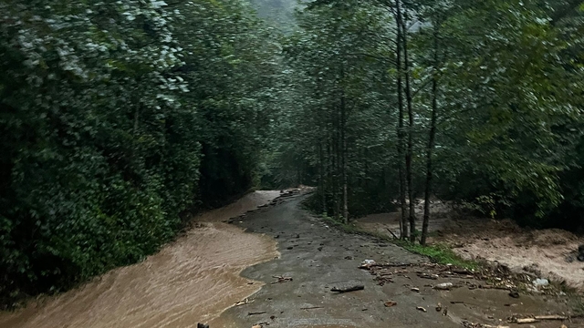 Rize'de sağanak; dereler taştı, heyelanlar meydana geldi, 23 köy yolu ulaşıma kapandı
