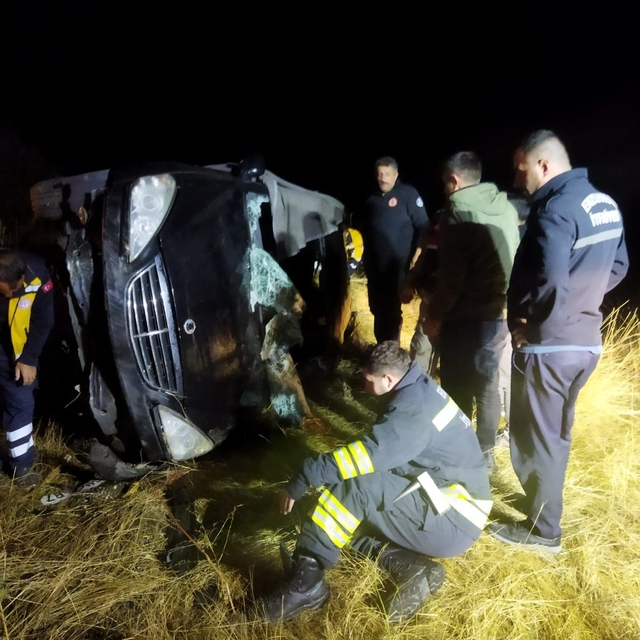 Erzurum'da şarampole devrilen otomobildeki 3 kişi yaralandı