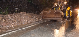 Artvin'de heyelan nedeniyle kapanan köy yolları ulaşıma açıldı