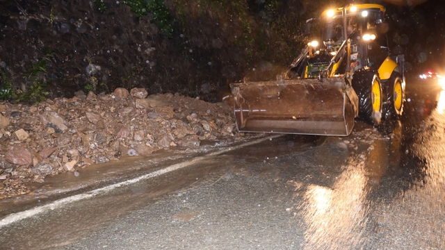 Artvin'de heyelan nedeniyle kapanan köy yolları ulaşıma açıldı