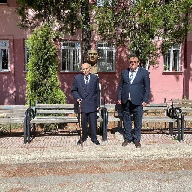 Emektar müdür 55 yıl sonra misafir olarak tekrar müdür koltuğuna oturdu