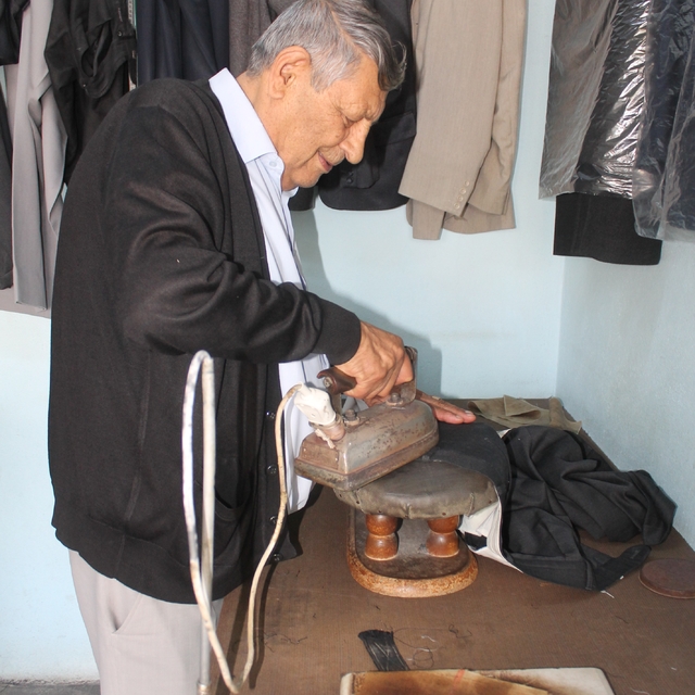 Balıkesirli terzi mesleğini 66 yıldır sürdürüyor