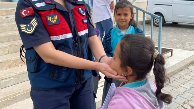 Çorum'da jandarma ekipleri öğrencileri bilgilendirdi