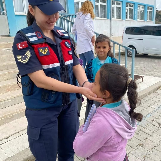 Çorum'da jandarma ekipleri öğrencileri bilgilendirdi