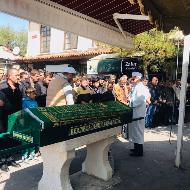 Konya'da düğünde havaya ateş açılması sonucu ölen kişinin cenazesi defnedil...