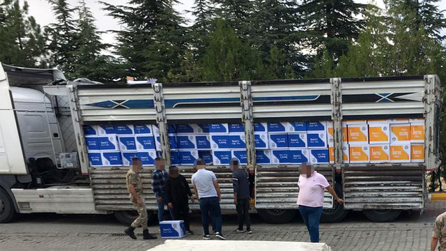 Elazığ'da 450 koli bandrolsüz boş makaron ele geçirildi