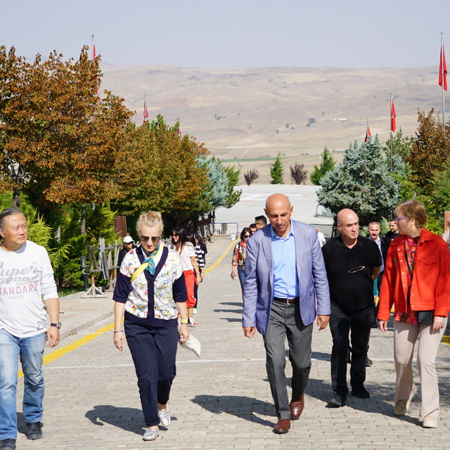 Farklı ülkelerden gelen seramik sanatçıları Gordion Antik Kenti'ni gezdi