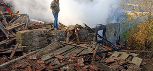 Karabük'te 2 katlı ahşap ev yangında kullanılamaz hale geldi