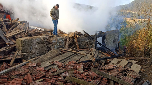 Karabük'te 2 katlı ahşap ev yangında kullanılamaz hale geldi