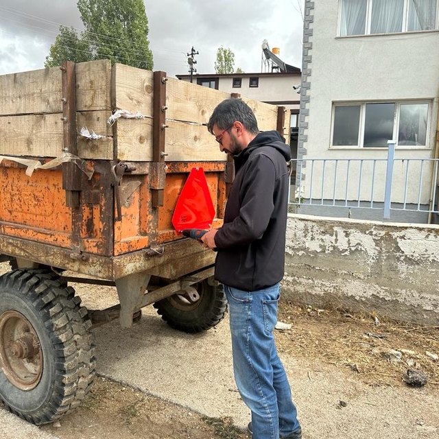 Bayburt'ta kazaları önlemek amacıyla traktör sürücülerine reflektör dağıtıl...