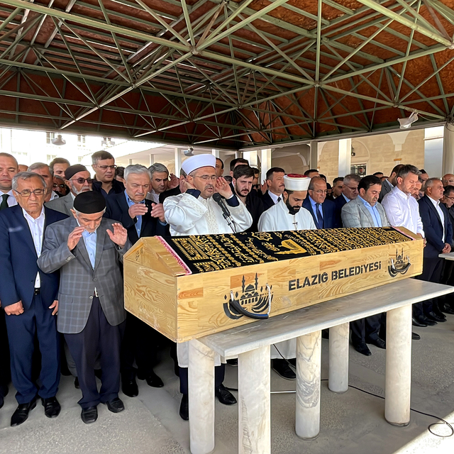 Eski AK Parti Milletvekili Tahir Öztürk, Elazığ'da son yolculuğuna uğurland...