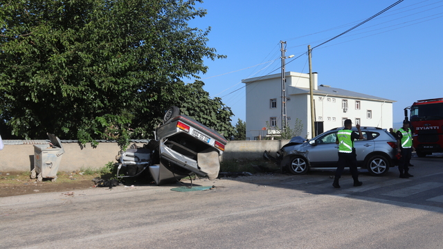 Osmaniye'de çarpışan 2 otomobildeki 3 kişi yaralandı
