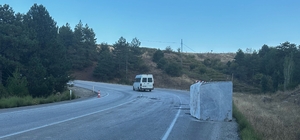 Isparta'da seyir halindeki tırda yüklü mermer blok yola düştü