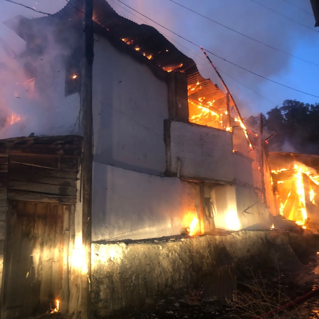 Sivas'ta yangın çıkan 2 katlı ahşap ev kullanılamaz hale geldi