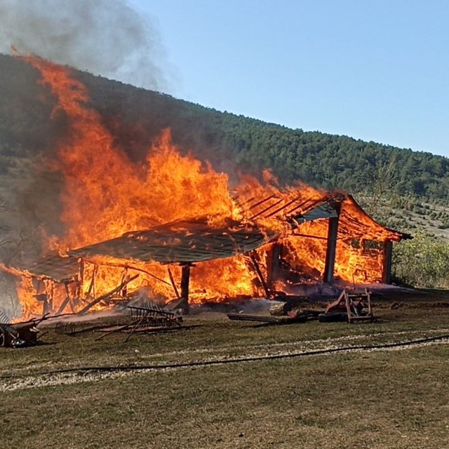 Karabük'te 3 samanlık ve 1 odunluk yandı