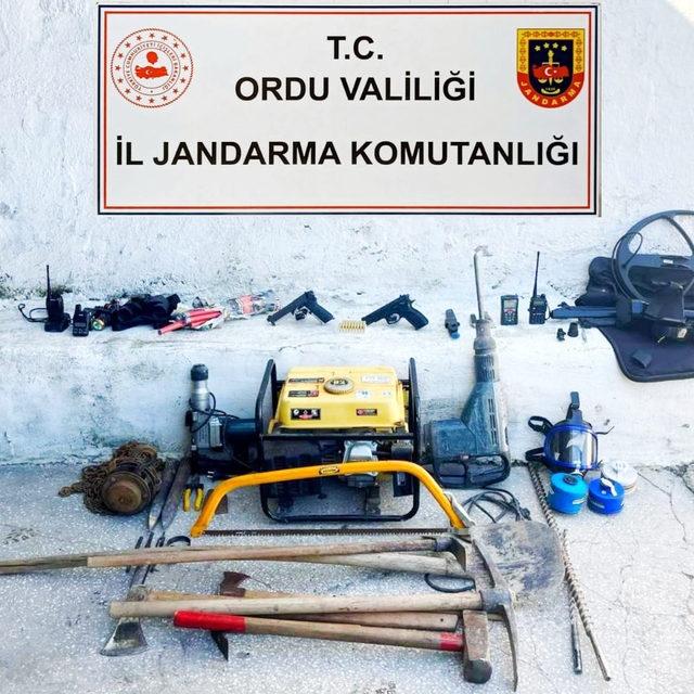 Kaçak kazı operasyonunda 12 şüpheli suçüstü yakalandı