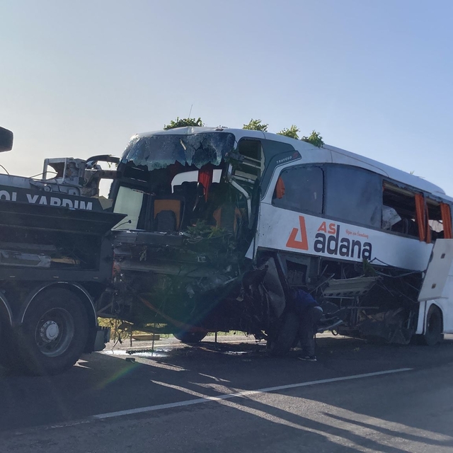 Kayseri'de refüje çarpan yolcu otobüsündeki 15 kişi yaralandı