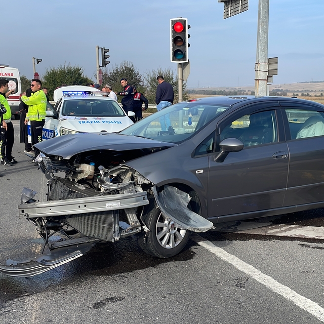 Bolu'da iki otomobilin çarpıştığı kazada 4 kişi yaralandı