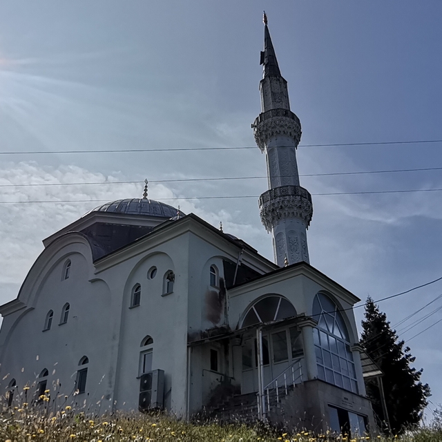 Cami kapısı için yaşanan fikir ayrılığında 6 kişiye, 'Emre itaatsizlik' cez...