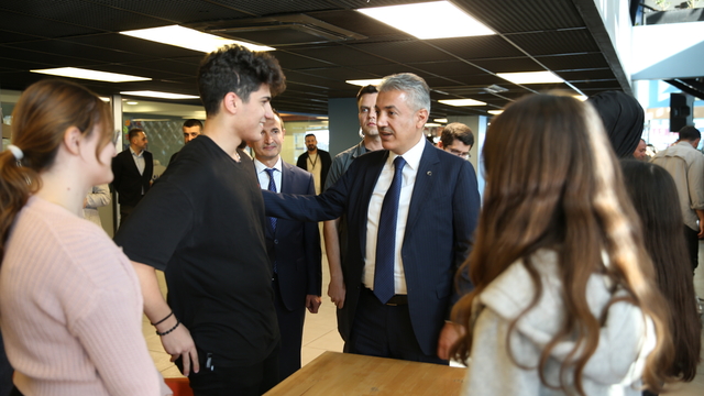 Mardin'de öğrencilere burs, ulaşımda indirim ve ücretsiz yemek imkanı sağlanacak