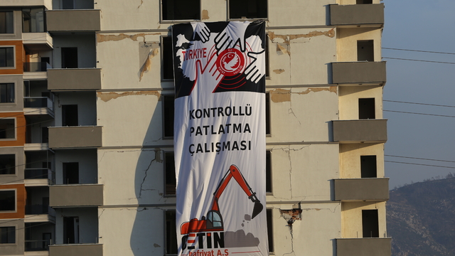 Hatay'da 10 binadan oluşan ağır hasarlı site patlayıcı yardımıyla yıkıldı