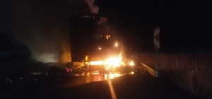 Erzurum'da seyir halindeyken alev alan kamyon kullanılamaz hale geldi