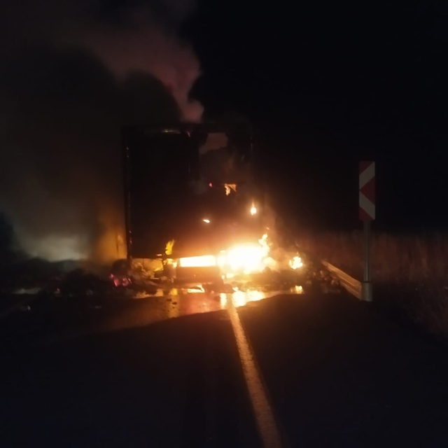 Erzurum'da seyir halindeyken alev alan kamyon kullanılamaz hale geldi