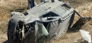 Antalya'da şarampole devrilen hafif ticari araçtaki 2 kişi yaralandı