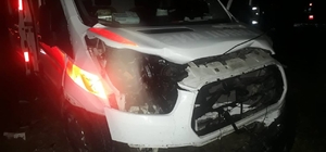 Sakarya'da ambulans ile otomobilin çarpışması sonucu 2 kişi yaralandı