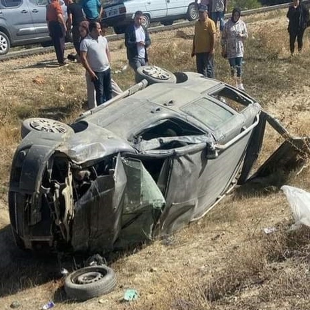 Antalya'da şarampole devrilen hafif ticari araçtaki 2 kişi yaralandı