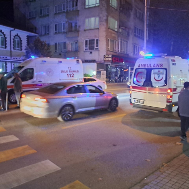 Sakarya'da motosikletin yayaya çarptığı kazada 2 kişi yaralandı