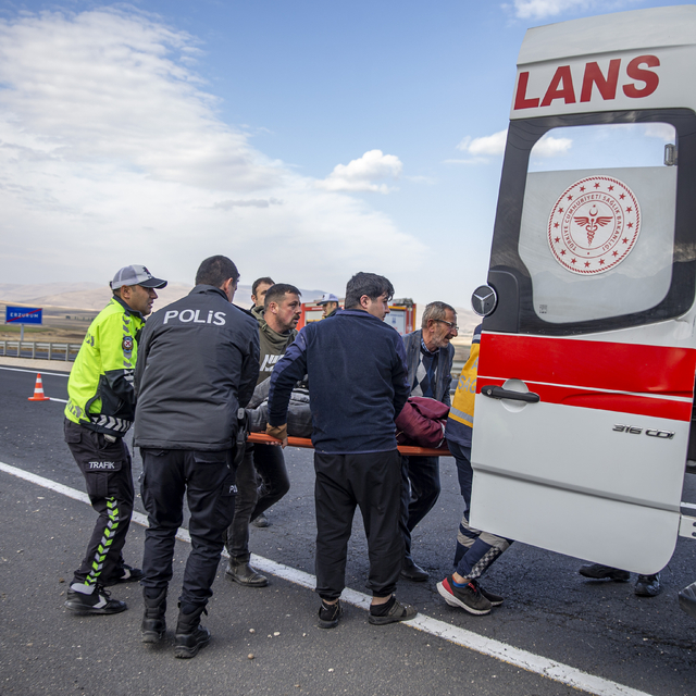 Erzurum'da işçileri taşıyan kamyonetin devrilmesi sonucu 7 kişi yaralandı