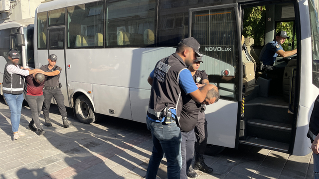 "Kafes" operasyonunun İzmir ayağında yakalanan 20 şüpheli adliyede