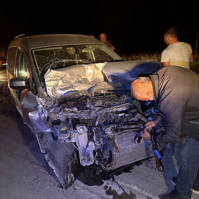 Taraklı'da traktöre çarpan hafif ticari aracın sürücüsü yaralandı