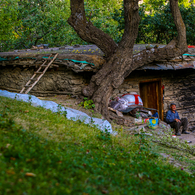 Van'da doğaseverler doğal güzellikleriyle ilgi çeken Demirkazık köyünü gezd...