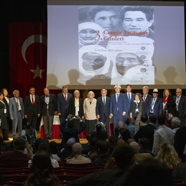 Kırgız yazar Aytmatov Ankara'da anıldı