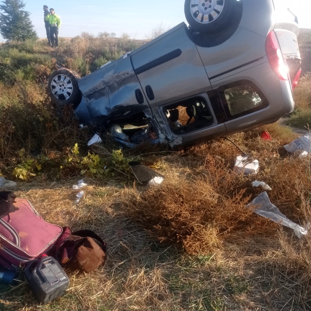 Kırıkkale'de devrilen hafif ticari araçtaki 3 kişi yaralandı