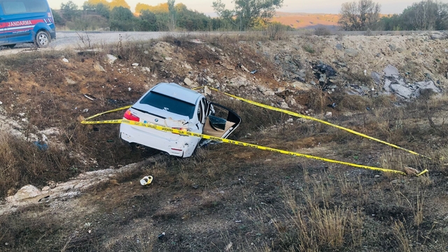 Bilecik'te şarampole devrilen otomobildeki 1 kişi öldü, 1 kişi yaralandı